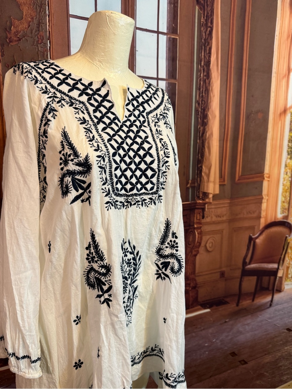 Solitaire 1X White Tunic with Black Embroidery Boho Romantic Floral Dressy - Picture 7 of 17